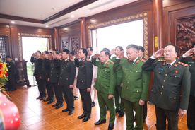 Đoàn Đại biểu Đảng uỷ Công an Trung ương dâng hương tưởng niệm Chủ tịch Hồ Chí Minh