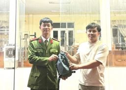 Quang Tri police help Lao tourist recover lost belongings