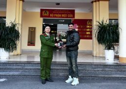 Quang Ninh police return lost property to foreigner