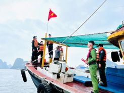 Công an tỉnh Quảng Ninh trao tặng và treo lá cờ Tổ quốc cho ngư dân