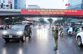 Hanoi police trying their best to ensure traffic order and security during 14th National Party Congress