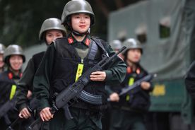 Những “bóng hồng” Cảnh sát cơ động trên tuyến đầu bảo vệ tuyệt đối an ninh, an toàn Đại hội XIV của Đảng