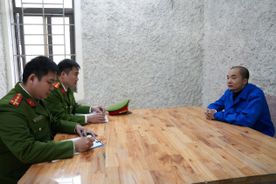 Khởi tố, bắt tạm giam đối tượng dùng giấy chứng nhận quyền sử dụng đất giả để lừa đảo chiếm đoạt tài sản