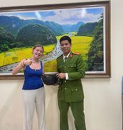 Ninh Binh police assist foreign tourist in recovering lost property