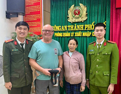 Hue police return lost property to foreign tourist