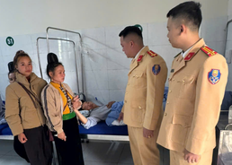 Cảnh sát giao thông Sơn La kịp thời đưa người bị tai nạn giao thông đến bệnh viện cấp cứu