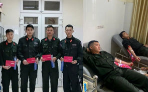 04 chiến sĩ Cảnh sát cơ động Công an tỉnh Tuyên Quang kịp thời hiến máu cứu cháu bé bị bệnh thiếu máu huyết tán