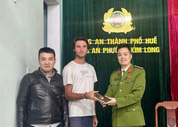 Công an phường Kim Long, thành phố Huế kịp thời xác minh, tìm kiếm, trao trả lại tài sản đánh rơi cho du khách Pháp