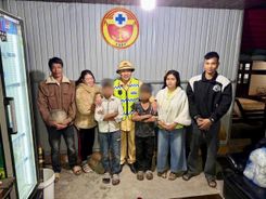 Cảnh sát giao thông Công an tỉnh Quảng Ngãi kịp thời giúp đỡ hai cháu bé đi lạc hơn 30km