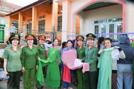 Phụ nữ khối các trường CAND đồng hành cùng phụ nữ biên cương 