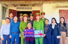 Từ nay, mẹ Chương có thêm những người con mang sắc phục Công an