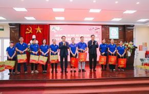 Minister Luong Tam Quang presents Tet gifts to poor households and workers in Hung Yen province