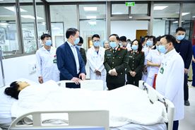 Thứ trưởng Đặng Hồng Đức kiểm tra công tác ứng trực và thăm, động viên các bệnh nhân nặng đang điều trị tại Bệnh viện 19-8