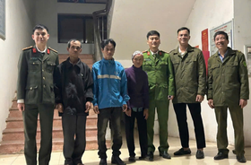 Phú Thọ: Công an xã Vĩnh Phú hỗ trợ cụ bà đi lạc trở về gia đình trong đêm Giao thừa