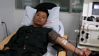 Quảng Ngãi: Cảnh sát cơ động xuyên Tết hiến tiểu cầu, máu cứu nhiều người