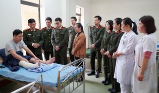 Lãnh đạo Công an tỉnh Thái Nguyên thăm hỏi, động viên cán bộ bị thương trong khi thực hiện nhiệm vụ