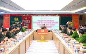 Minister Luong Tam Quang works with Quang Ninh Provincial Police Department
