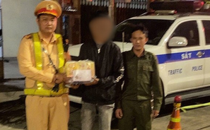 Cảnh sát giao thông Công an tỉnh Quảng Ngãi hỗ trợ thanh niên đi lạc trở về với gia đình an toàn