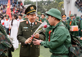 Deputy Minister Le Van Tuyen attends military enlistment ceremony in Phu Tho province