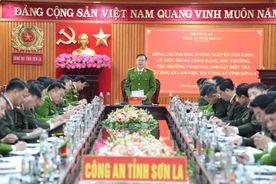 Deputy Minister Nguyen Van Long works with Son La Provincial Police Department