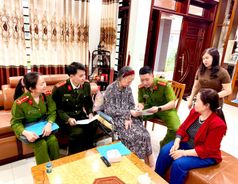 Quảng Ninh: Công an phường Hà Tu lan tỏa tinh thần trách nhiệm, hỗ trợ cử tri già yếu tham gia Ngày hội toàn dân