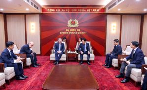 Minister Luong Tam Quang meets with Rosen Partners CEO