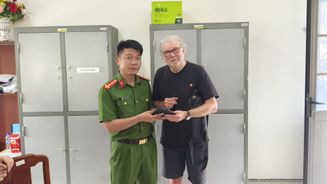 Phu Tho police return lost property to foreign tourist