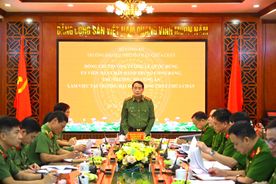 Deputy Minister Le Quoc Hung works with University of Fire Prevention and Fighting