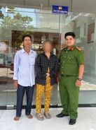 Công an phường xuyên đêm giúp người phụ nữ bị lạc đường trở về với gia đình