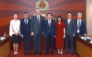 Deputy Minister Le Quoc Hung receives leadership of The Asia Group (U.S.)