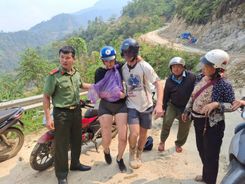 Lao Cai police promptly rescue two South African tourists