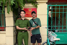 Cao Bằng: Công an phường Nùng Trí Cao trao trả tài sản thất lạc cho du khách nước ngoài