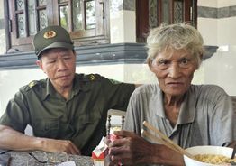 TP Huế: Kịp thời đưa cụ ông đi lạc trong rừng keo về với gia đình an toàn