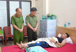 Công an tỉnh Lào Cai thăm hỏi, động viên cán bộ bị thương khi làm nhiệm vụ
