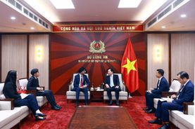 Vietnam, Singapore boost cooperation in security and digital transformation