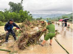 Công an cơ sở tỉnh Quảng Ninh nhanh chóng hỗ trợ người dân khắc phục hậu quả do mưa lớn kéo dài