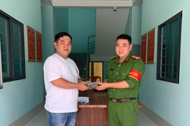 Công an xã giúp người dân nhận lại 206 triệu đồng do chuyển khoản nhầm