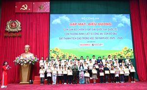 Gặp mặt, biểu dương các cháu là con cán bộ, chiến sĩ đạt giải quốc gia, quốc tế, con thương binh, liệt sĩ Công an, con đỡ đầu đạt thành tích cao trong học tập 
