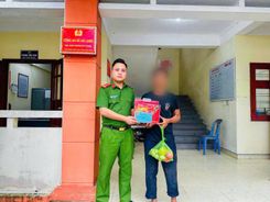 Quảng Ninh: Công an xã Hải Lạng kịp thời hỗ trợ công dân có hoàn cảnh khó khăn trở về quê hương
