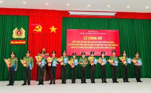 Trao Quyết định tuyển chọn công dân vào Công an nhân dân thực hiện nhiệm vụ đảm bảo an ninh hàng không tại Cảng hàng không Côn Đảo