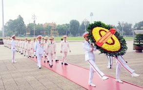 Đoàn đại biểu Bộ Công an vào Lăng viếng Chủ tịch Hồ Chí Minh nhân kỷ niệm 80 năm Ngày truyền thống lực lượng An ninh Nhân dân (12/7/1946-12/7/2026)