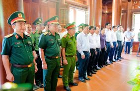 Thường trực Ban Bí thư dâng hương tại Khu di tích Quốc gia đặc biệt Kim Liên, Khu di tích Ngã ba Đồng Lộc; thăm, tặng quà tại Trung tâm Điều dưỡng thương binh Nghệ An