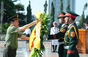 Minister Luong Tam Quang offers incense to heroic martyrs in Gia Lai