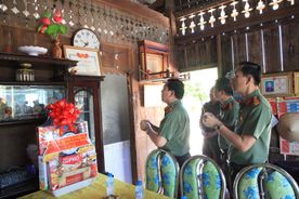 Bộ Tư lệnh Cảnh vệ thăm, tặng quà gia đình liệt sỹ Đoàn 180 an ninh vũ trang miền Nam