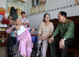 Deputy Minister Le Van Tuyen visits Vietnamese Heroic Mothers in An Giang