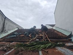 Quảng Ngãi: Kịp thời giúp dân lợp lại mái nhà sau dông lốc