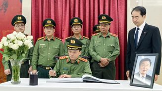 Deputy Minister Dang Hong Duc pays respects to late Chinese Premier Zhu Rongji