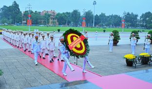Đoàn đại biểu Đảng ủy Công an Trung ương, Bộ Công an vào Lăng viếng Chủ tịch Hồ Chí Minh