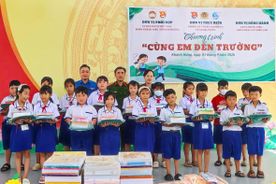 Công an tỉnh Cà Mau đồng hành cùng học sinh khó khăn trong năm học mới