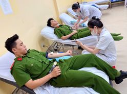 An Giang: 02 chiến sĩ Cảnh sát cơ động tình nguyện hiến máu cứu người